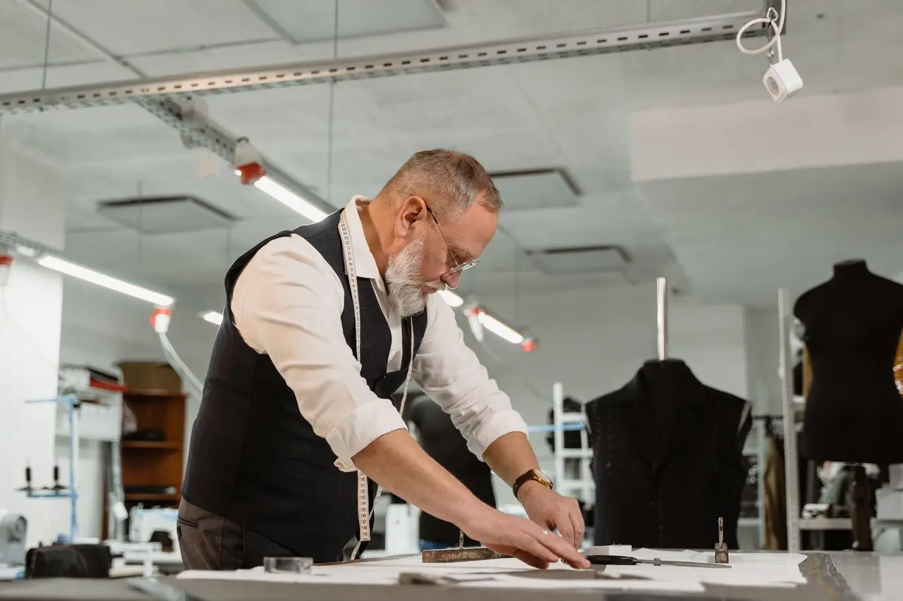 Meister-Schneider bei der Arbeit im Silverstone Atelier